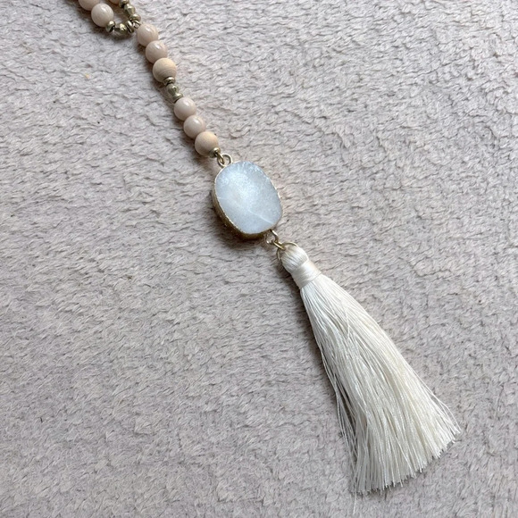 Jewelry - Agate Tassel Beaded Necklace Gold-Tone-Cream-Tan-White 22” Adjustable Chain NEW